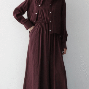 twinset bestaande uit een mouwloze jurk met elastische tailleband en los jasje – 135 cm lang,