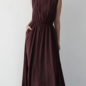 Twinset bestaande uit een mouwloze jurk met elastische tailleband en los jasje – 135 cm lang,