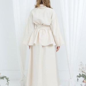 “Twinset met poplin blouse die gestrikt kan worden aan voor- of achterkant, en rok van 95 cm met zakken en blinde rits aan de zijkant – gemaakt in Turkije, verkrijgbaar in 2 maten en kleuren”