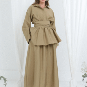 Twinset met poplin blouse die gestrikt kan worden aan voor- of achterkant, en rok van 95 cm met zakken en blinde rits aan de zijkant – gemaakt in Turkije, verkrijgbaar in 2 maten en kleuren”