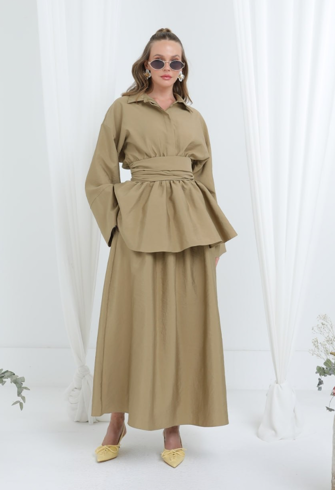 Twinset met poplin blouse die gestrikt kan worden aan voor- of achterkant, en rok van 95 cm met zakken en blinde rits aan de zijkant – gemaakt in Turkije, verkrijgbaar in 2 maten en kleuren”