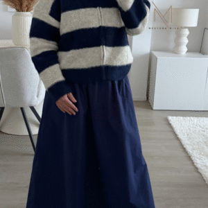 "Donkerblauwe rok, mooi te combineren met gestreepte vest met rits"