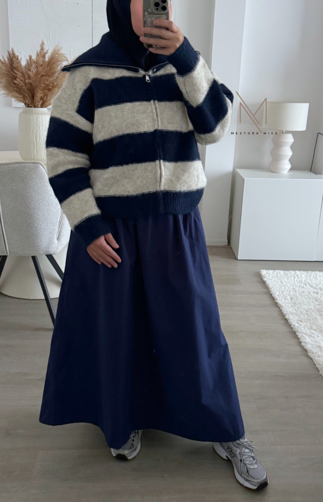 "Donkerblauwe rok, mooi te combineren met gestreepte vest met rits"