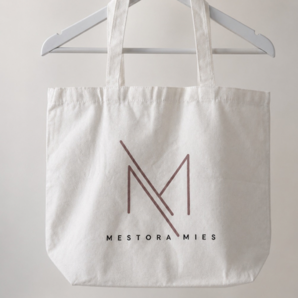 Onze signature Mestora Mies Canvas Tote minimalistisch, praktisch en perfect voor dagelijks gebruik.