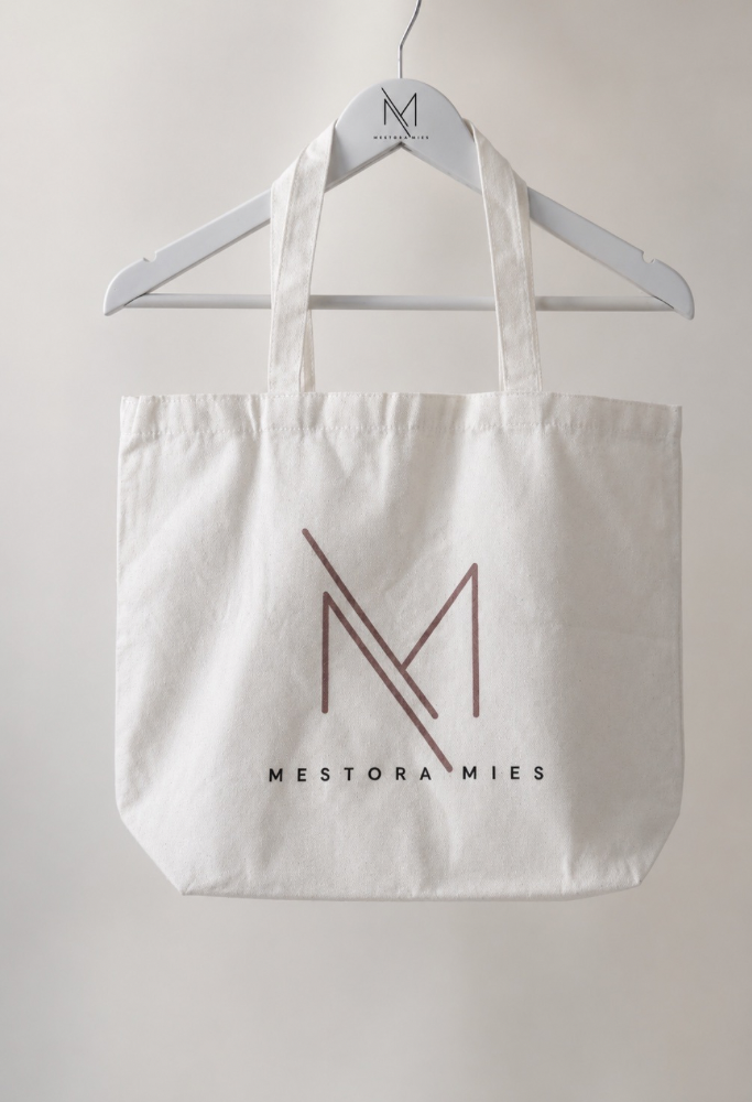 Onze signature Mestora Mies Canvas Tote minimalistisch, praktisch en perfect voor dagelijks gebruik.