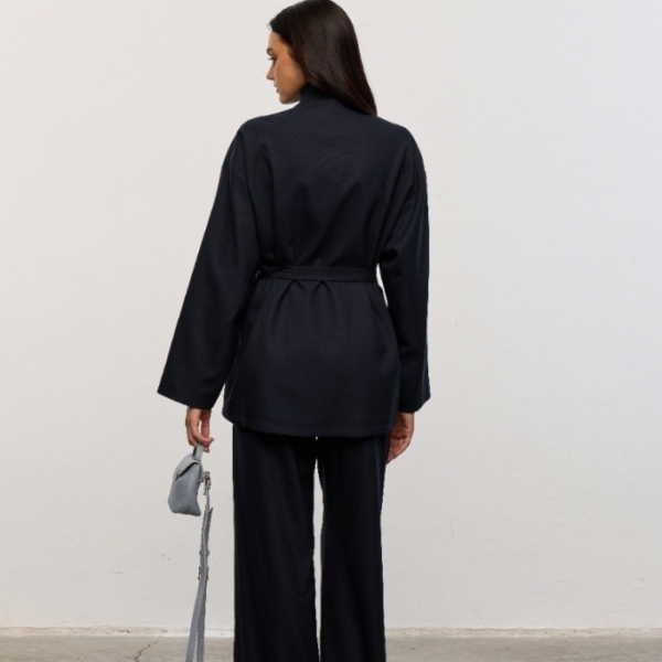 The Mira Set – Navy is een verfijnde tweedelige set