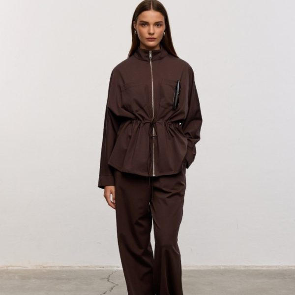 Ontdek The Nola Set van MESTORA MIES, een stijlvolle donkerbruine dames set van Tencel met stretch, bestaande uit een jasje en comfortabele broek.