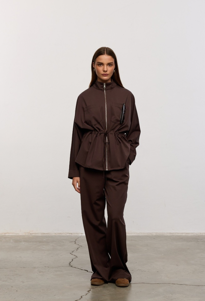 Ontdek The Nola Set van MESTORA MIES, een stijlvolle donkerbruine dames set van Tencel met stretch, bestaande uit een jasje en comfortabele broek.